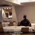 Cena familiar con Batman lol