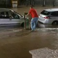 Un buen samaritano ayudo a este hombre con su coche inundado