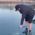 Petardo en lago helado