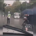 Buena gente le tira un paraguas al policía de tráfico