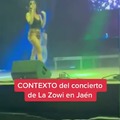La Zowi tira un trípode al público después de que la gente le tirara cosas en un concierto