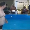 Gordo haciendo volea en piscina