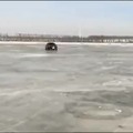 POV: eres el fotógrafo de es coche haciendo drif en el hielo