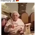 Abuela alemana desbloqueando recuerdos