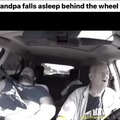 El abuelo se quedó dormido al volante