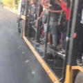 Devido à paralisação por falta de ônibus, trem e BRT, os cariocas deram um jeitinho, viajando na traseira de um caminhão cegonha.