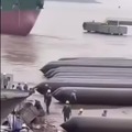 sacando un barco gigante del agua