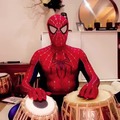 solo spiderman tocando los bongos de forma increíble