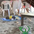 niño durmiendo en la playa