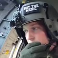 sacando la cabeza de un helicoptero a alta velocidad