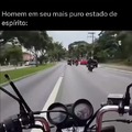 Motoqueiro sendo motoqueiro