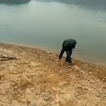 tranquilamente tirando piedras al lago