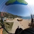 patadón aterrizando en paracaídas en la playa