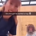 Lei ha pensato che la scimmia volesse un abbraccio
