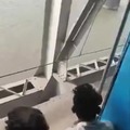 robo de movil en la india en un tren en marcha