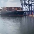 Barco se estrella contra las gruas de descarga de un puerto