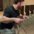 bromita de la serpiente en los baños