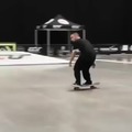 skater hace un truco increíble
