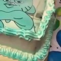 La torta de cumpleaños de la persona de abajo/la derecha
