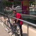 Le pilla robandole la bici