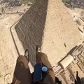 casi cayendo en la cima de una de las pirámides de Egipto