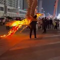 "Fire phoenix" flies in the sky: a man made a phoenix kite controlled by a drone
