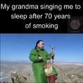 traducción: mi abuela cantándome una canción para dormir después de fumar durante 70 años: