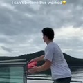 tirando un frisbi sobre un barco