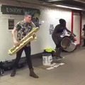 saxofonísta y percusionista dandolo todo en el metro