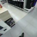 Russo colocando música brasileira em shopping