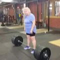 Esta abuela está más fuerte que tu