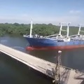 Barco tirando un puente