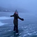 spettacolare lago ghiacciato in Canada